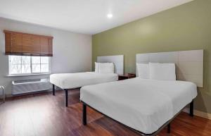 阿尔法利塔Extended Stay America Select Suites - Atlanta - Alpharetta的客房设有两张床和窗户。