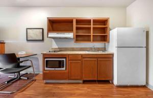 阿尔法利塔Extended Stay America Select Suites - Atlanta - Alpharetta的厨房配有白色冰箱和水槽