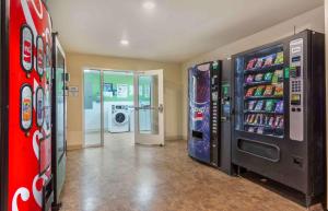 阿尔法利塔Extended Stay America Select Suites - Atlanta - Alpharetta的一间设有2台出售苏打水和饮料的自动售货机的房间