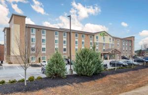 利西亚斯普林斯Extended Stay America Suites - Atlanta - Lithia Springs的停车场内停放汽车的大型建筑