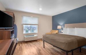利西亚斯普林斯Extended Stay America Suites - Atlanta - Lithia Springs的酒店客房设有床和窗户。