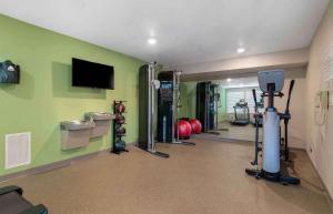 利西亚斯普林斯Extended Stay America Suites - Atlanta - Lithia Springs的健身房配有数台机器和平面电视