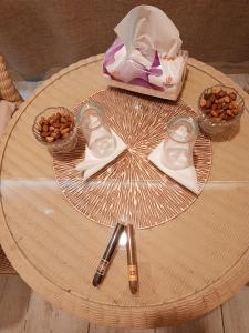 亚喀巴alnaher alkhaled boutiqu的一张桌子,上面有雨伞和一些食物