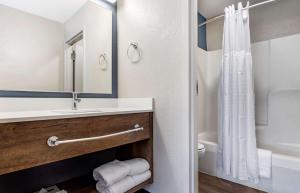 夏洛特Extended Stay America Premier Suites - Charlotte - Pineville - Pineville Matthews Rd.的一间带水槽、卫生间和镜子的浴室