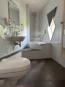 多德雷赫特德沃特托伦酒店的白色的浴室设有水槽和卫生间。