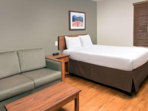 费耶特维尔Extended Stay America Select Suites - Fayetteville的酒店客房,配有床和沙发