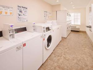 费耶特维尔Extended Stay America Select Suites - Fayetteville的白色洗衣房,配有白色洗衣机和烘干机