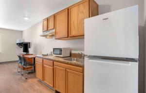 格尔夫波特Extended Stay America Select Suites - Gulfport的厨房配有白色冰箱和水槽