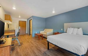 费舍尔Extended Stay America Select Suites - Indianapolis - Lawrence的酒店客房带一张床和一个厨房