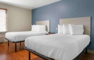 卡拉马祖Extended Stay America Select Suites - Kalamazoo - West的蓝色墙壁客房的两张床