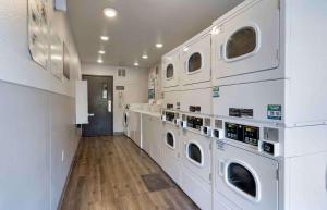 莱克兰Extended Stay America Select Suites - Lakeland的洗衣房配有洗衣机和烘干机