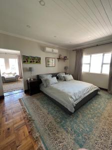 温特顿Berg guest farm的一间卧室配有一张大床和地毯。