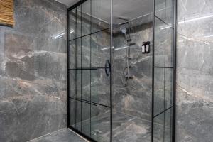 安塔利亚Antalya B&B Hotel的浴室里设有玻璃门淋浴