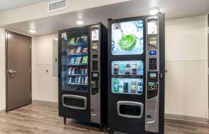 肯纳Extended Stay America Suites - New Orleans - Airport - I-10的一台出售饮料的大型自动售货机