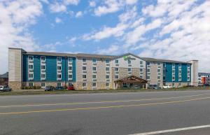 梅里马克Extended Stay America Suites - Nashua - Merrimack的道路一侧的大建筑