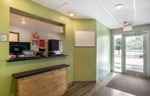 彭萨科拉Extended Stay America Select Suites - Pensacola - Northeast的办公室设有绿色的墙壁、书桌和窗户