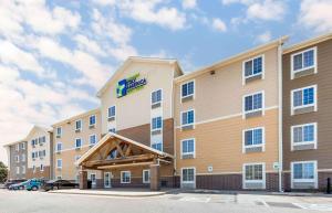 俄克拉何马城Extended Stay America Select Suites - Oklahoma City - West的一边有标志的酒店
