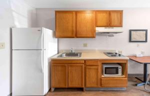 奥兰多Extended Stay America Select Suites - Orlando - East的厨房配有白色冰箱和水槽