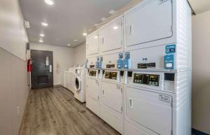 奥兰多Extended Stay America Select Suites - Orlando - East的洗衣房配有洗衣机和烘干机