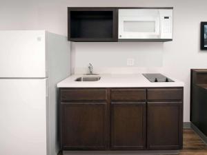 莱赫Extended Stay America Select Suites - Provo - American Fork的一间带水槽和微波炉的小厨房
