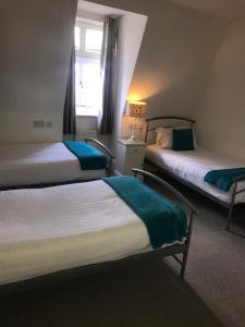 伦敦安格斯坦酒店 的酒店客房设有两张床和窗户。