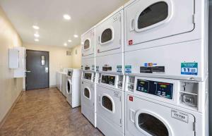威奇托Extended Stay America Select Suites - Wichita - Airport的洗衣房配有白色洗衣机和烘干机