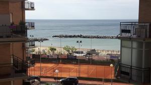 阿尔玛·迪·塔吉亚Olimpia的享有网球场和大海的景致。