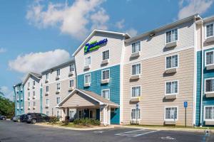 塔拉哈西Extended Stay America Select Suites - Tallahassee - Northwest的拥有蓝白色建筑的酒店