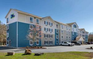 什里夫波特Extended Stay America Select Suites - Shreveport - Airport的蓝色和白色的大型公寓大楼