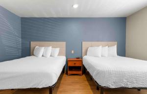 费耶特维尔Extended Stay America Select Suites - Fayetteville - I-49的蓝色墙壁客房的两张床