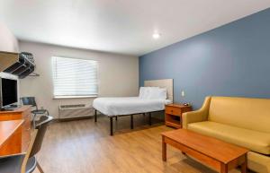 费耶特维尔Extended Stay America Select Suites - Fayetteville - I-49的小房间设有床和沙发