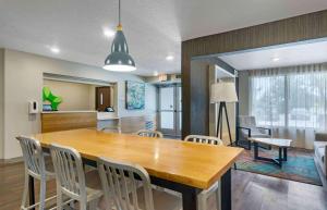 坦帕Extended Stay America Suites - Tampa - Northeast的用餐室以及带桌椅的起居室。
