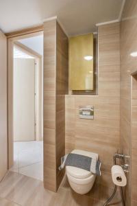 卡尼奥提Salty Loft的一间带卫生间、水槽和镜子的浴室