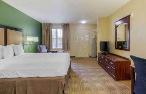 费耶特维尔美国 - 费耶特维尔 - 欧文博士长住酒店的酒店客房设有一张大床和一台电视。