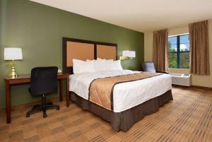亚特兰大美国亚特兰大克莱尔蒙特长住酒店的酒店客房配有一张床、一张桌子和一把椅子。