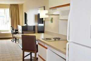 亚特兰大美国长住酒店亚特兰大玛丽埃塔权力渡轮路店的厨房配有冰箱和桌椅