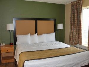 亚特兰大美国长住酒店亚特兰大玛丽埃塔权力渡轮路店的卧室配有带白色枕头的大床