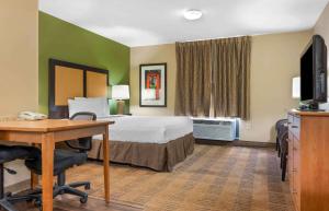 伊姆派瑞尔匹兹堡机场长住酒店的配有一张床和一张书桌的酒店客房