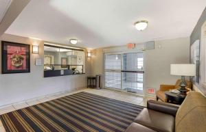 威克斯巴勒Extended Stay America Select Suites - Wilkes - Barre - Scranton的带沙发和地毯的客厅