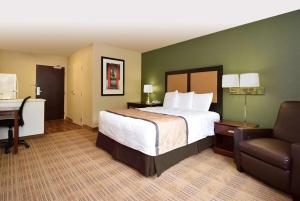 格伦伯尼美国长住酒店 - 巴尔的摩 - 格伦伯尼的酒店客房配有一张床、一张桌子和一把椅子。