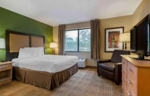 代托纳海滩美洲宜居酒店 - 代托纳海滩 - 国际赛道的酒店客房,配有床和电视