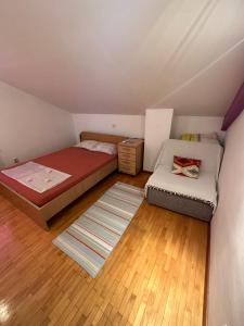 奥赫里德Golden Age Hostel的小型阁楼卧室配有1张床和1张沙发
