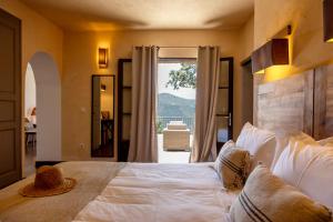 Lama拉丁酒店的卧室设有一张大白色的床和大窗户
