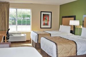 奥兰多奥兰多奥尔塔蒙特斯普林斯美国长住酒店的酒店客房设有两张床和窗户。