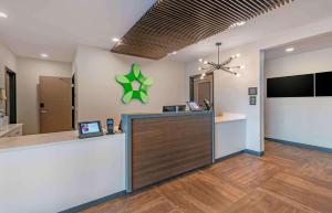 West MelbourneExtended Stay America Premier Suites - Melbourne - Palm Bay的墙上有绿色星星的带现金柜台的办公室