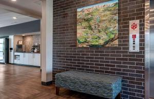 West MelbourneExtended Stay America Premier Suites - Melbourne - Palm Bay的墙上有大地图的砖墙