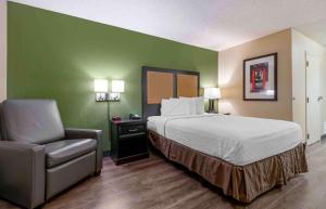奥兰多奥兰多会议中心体育馆美国长居酒店的配有一张床和一把椅子的酒店客房