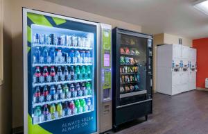 奥兰多奥兰多会议中心体育馆美国长居酒店的自动售货机出售瓶装水和苏打水