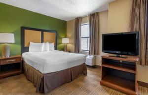 奥兰多美国奥兰多梅特兰1776号派姆布鲁克长住酒店的配有一张床和一台平面电视的酒店客房
