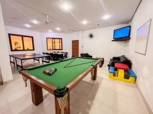 弗洛里亚诺波利斯Canas Gold Praia Hotel的客厅设有台球桌和电视。